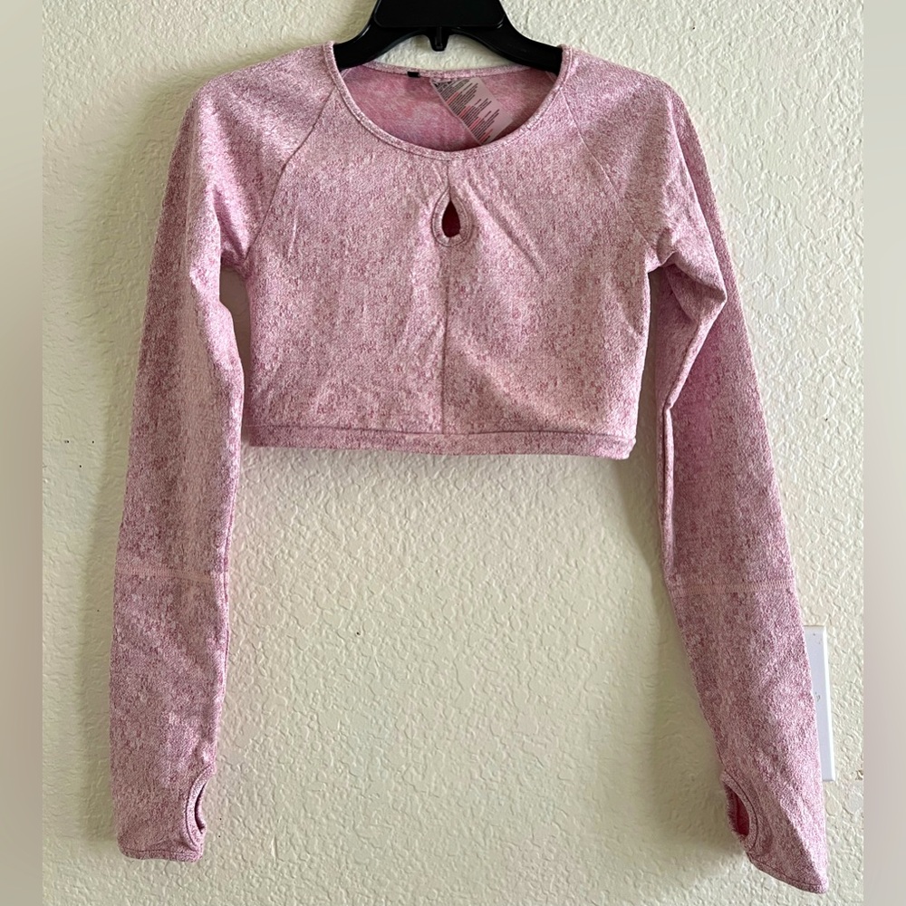 Gymshark cropped keyhole top. Never worn! Flattering and comfortable!